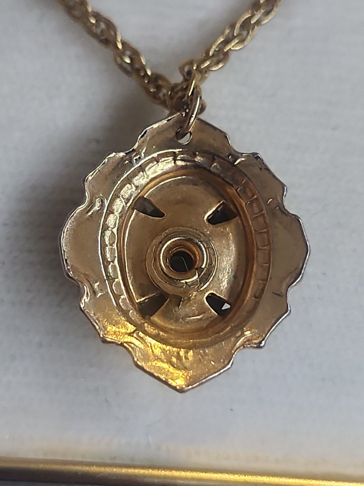 Vintage Gold Tone Black & White Cameo Pendant Necklace 5