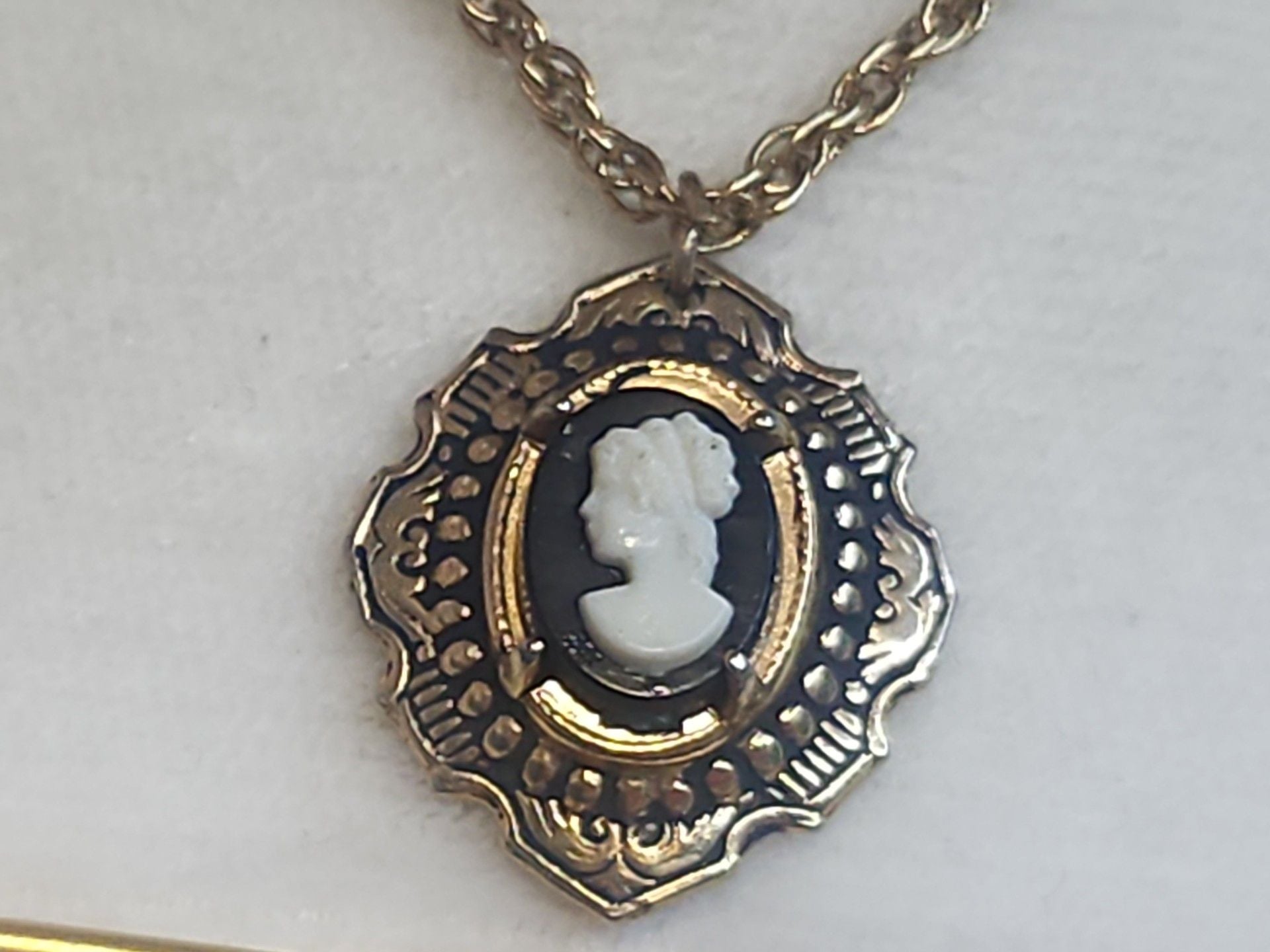 Vintage Gold Tone Black & White Cameo Pendant Necklace 6