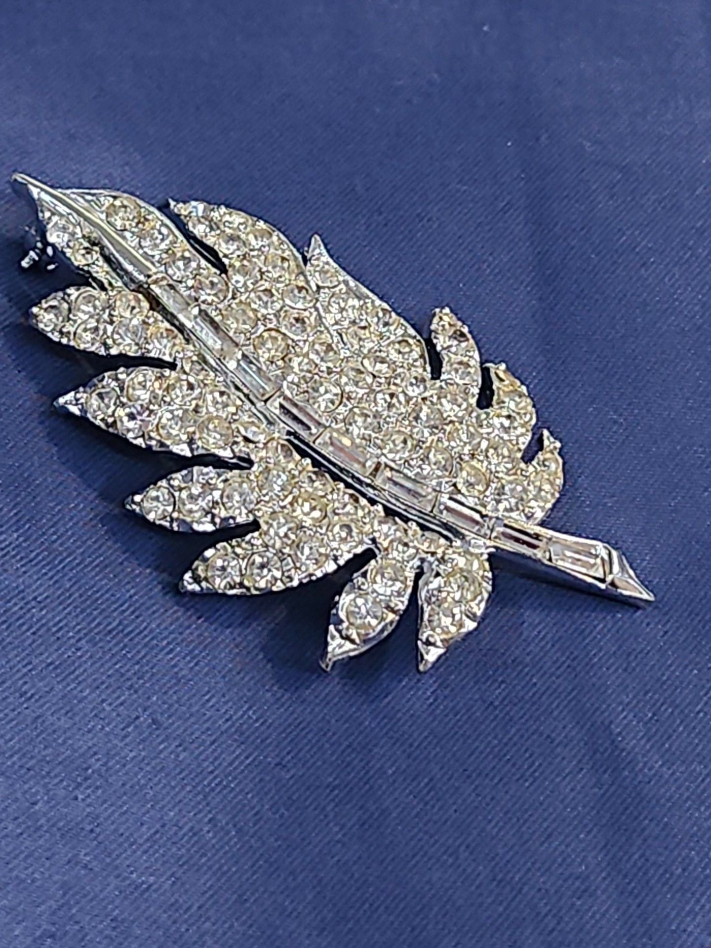 Crest Pell Vintage Rhinestone Leaf Brooch Silver Tone 2