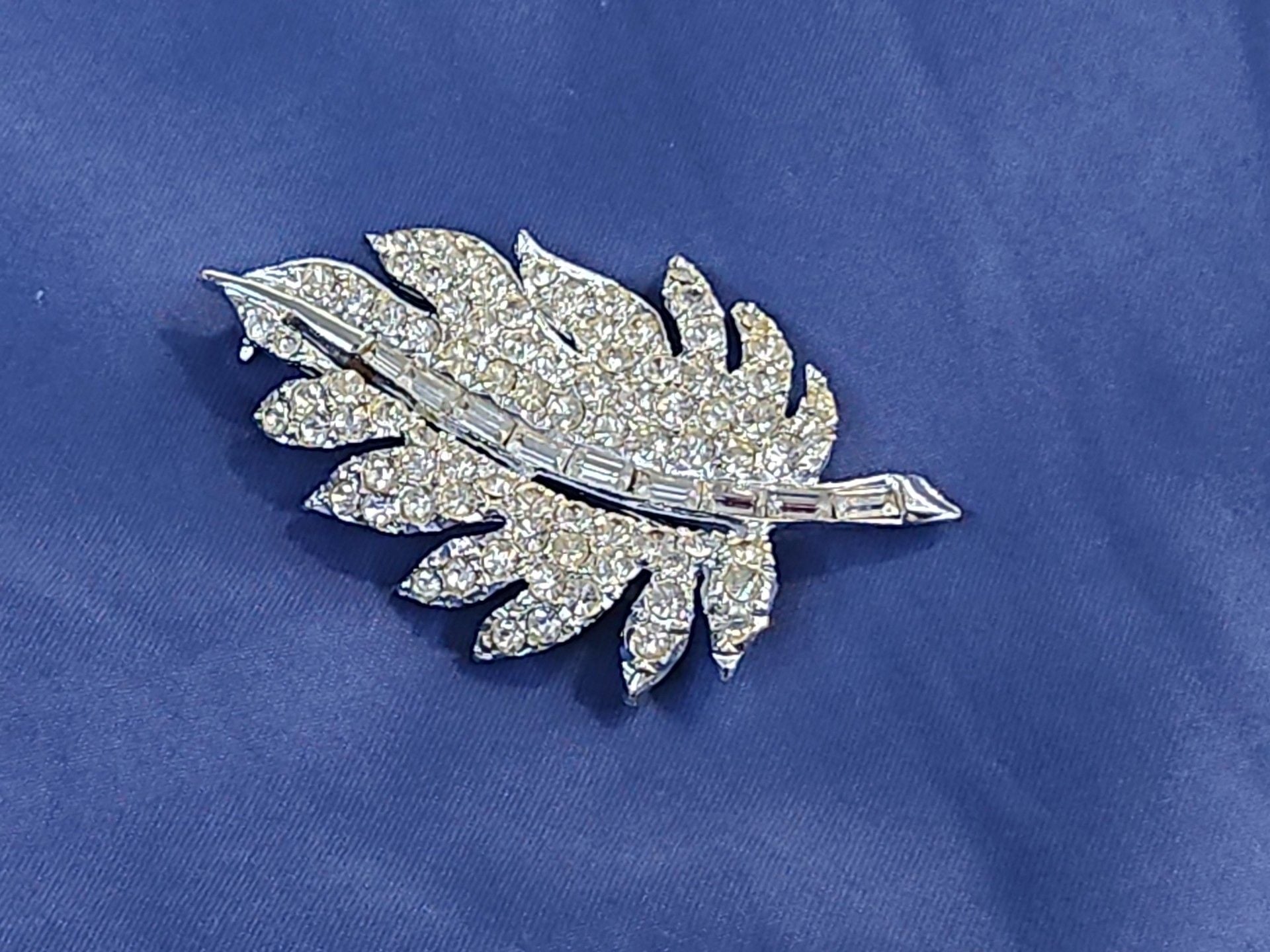 Crest Pell Vintage Rhinestone Leaf Brooch Silver Tone 4
