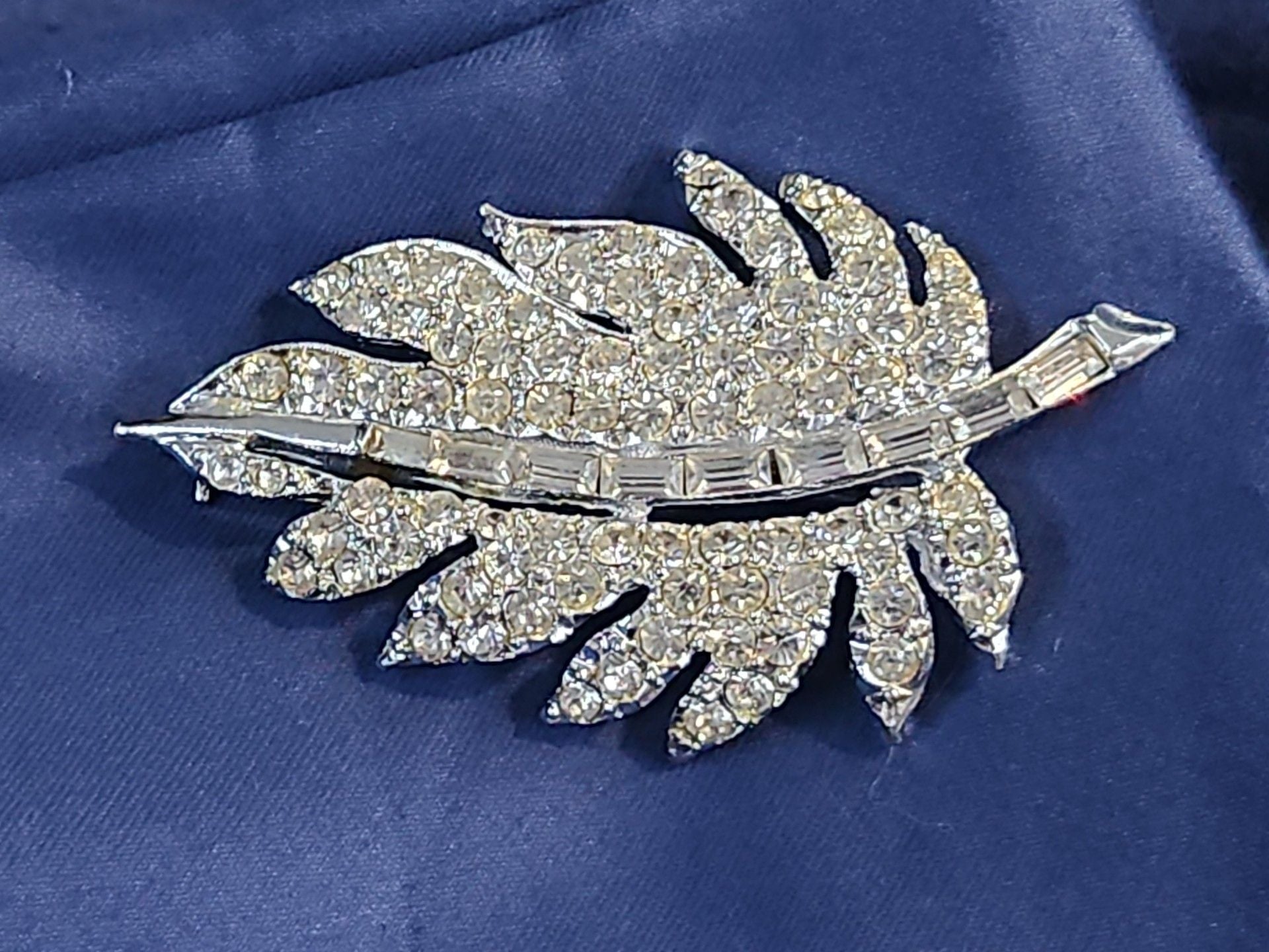 Crest Pell Vintage Rhinestone Leaf Brooch Silver Tone 5