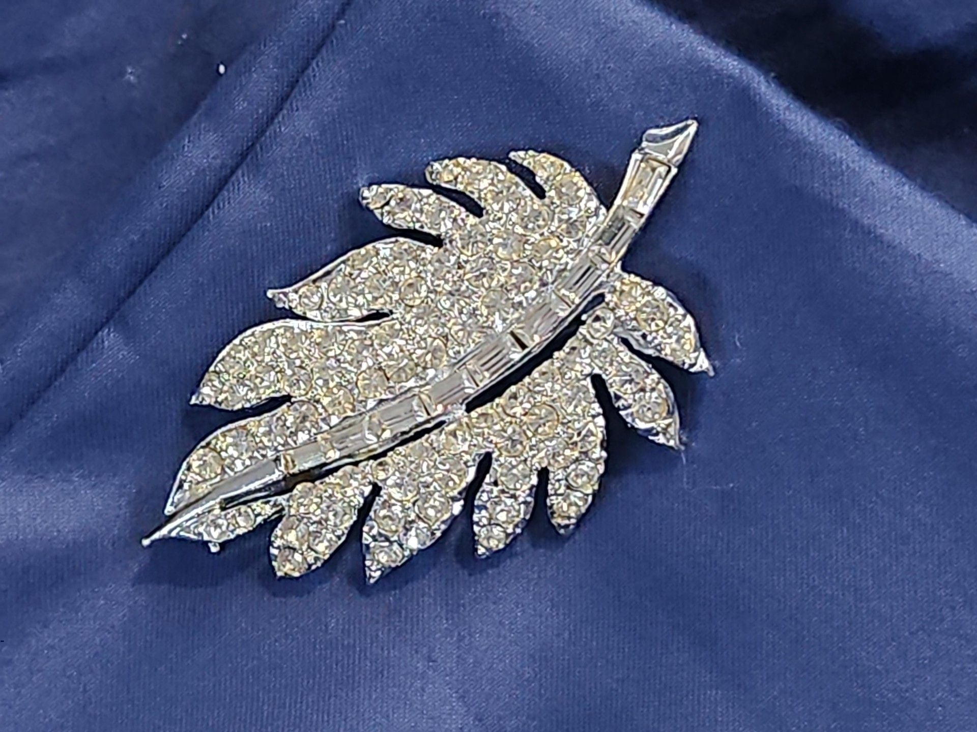 Crest Pell Vintage Rhinestone Leaf Brooch Silver Tone 7