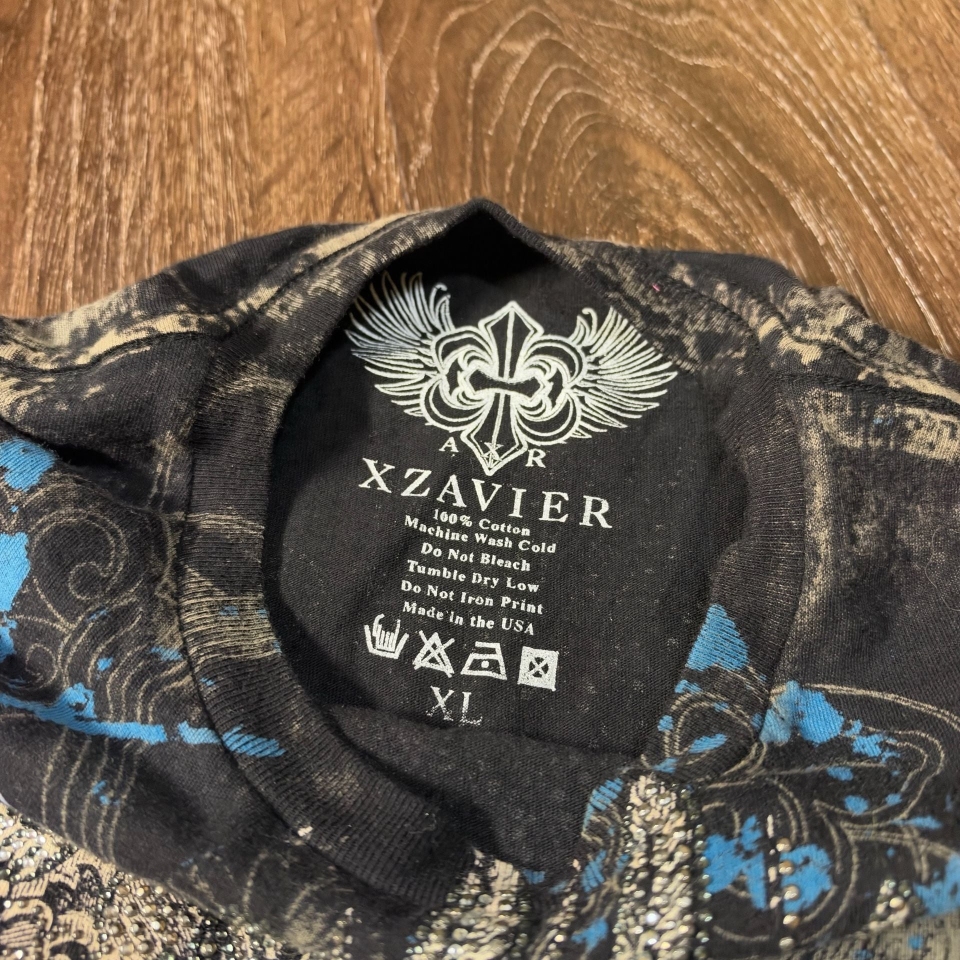 Xzavier Graphic T-Shirt Size L Black Rhinestone Crest Y2K
Affliction Style 8