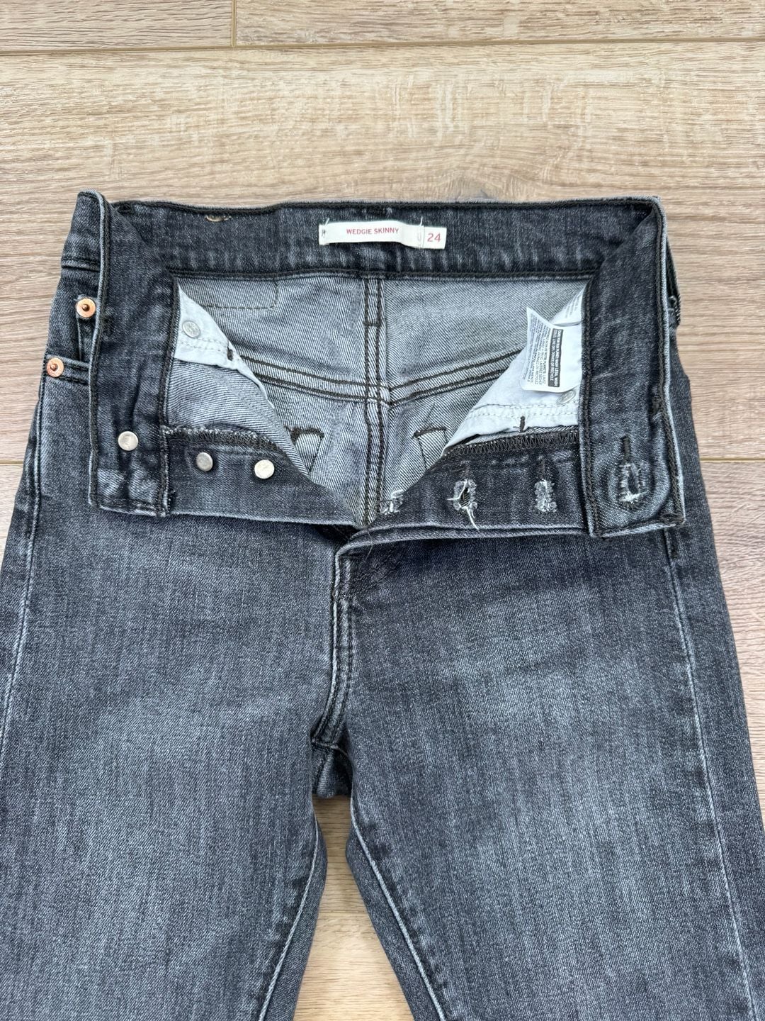 Levi’s Wedgie Skinny Jeans Women’s 24 Washed Black High Rise Raw Hem 5