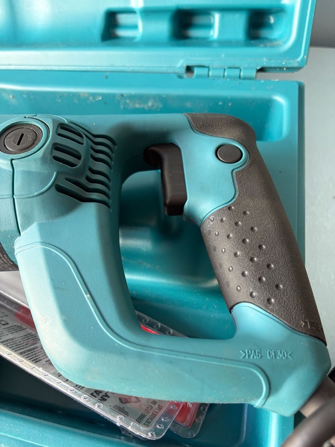 Makita JR3050T Reciprocasting Saw -  With Case And several Blades excellent cond 9