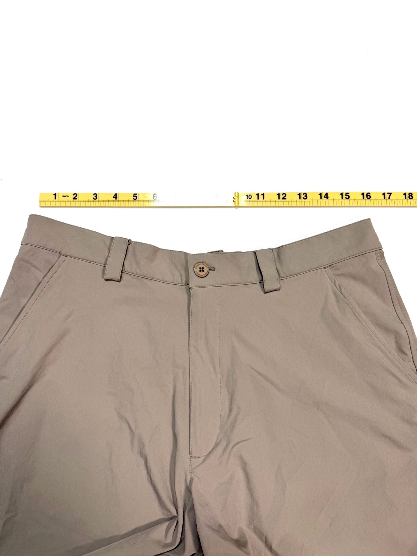 Under Armour Men's Shorts Size 36 Preppy Golfcore Country Club Old Money Quiet Luxury Y2K Khaki Tan Golf Chino Flat Front Performance Stretch Nylon 8