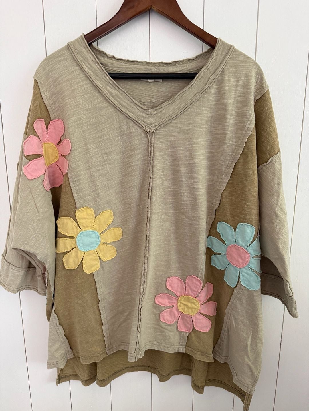 Easel Los Angeles Floral Applique Top Size M Olive Green T-Shirt 2