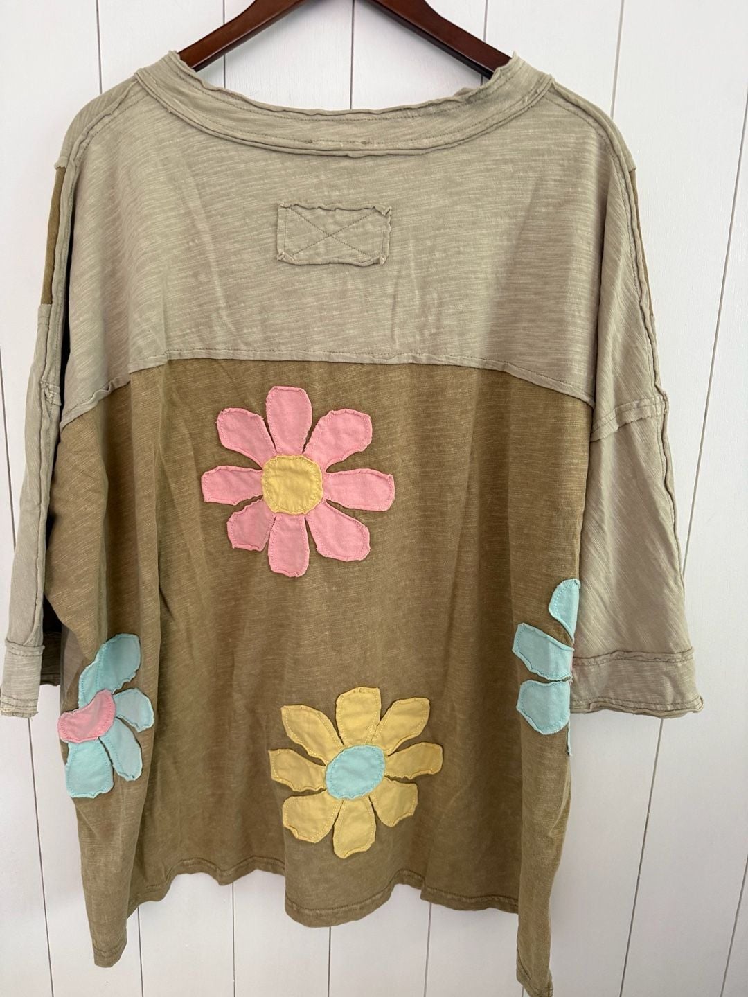 Easel Los Angeles Floral Applique Top Size M Olive Green T-Shirt 5