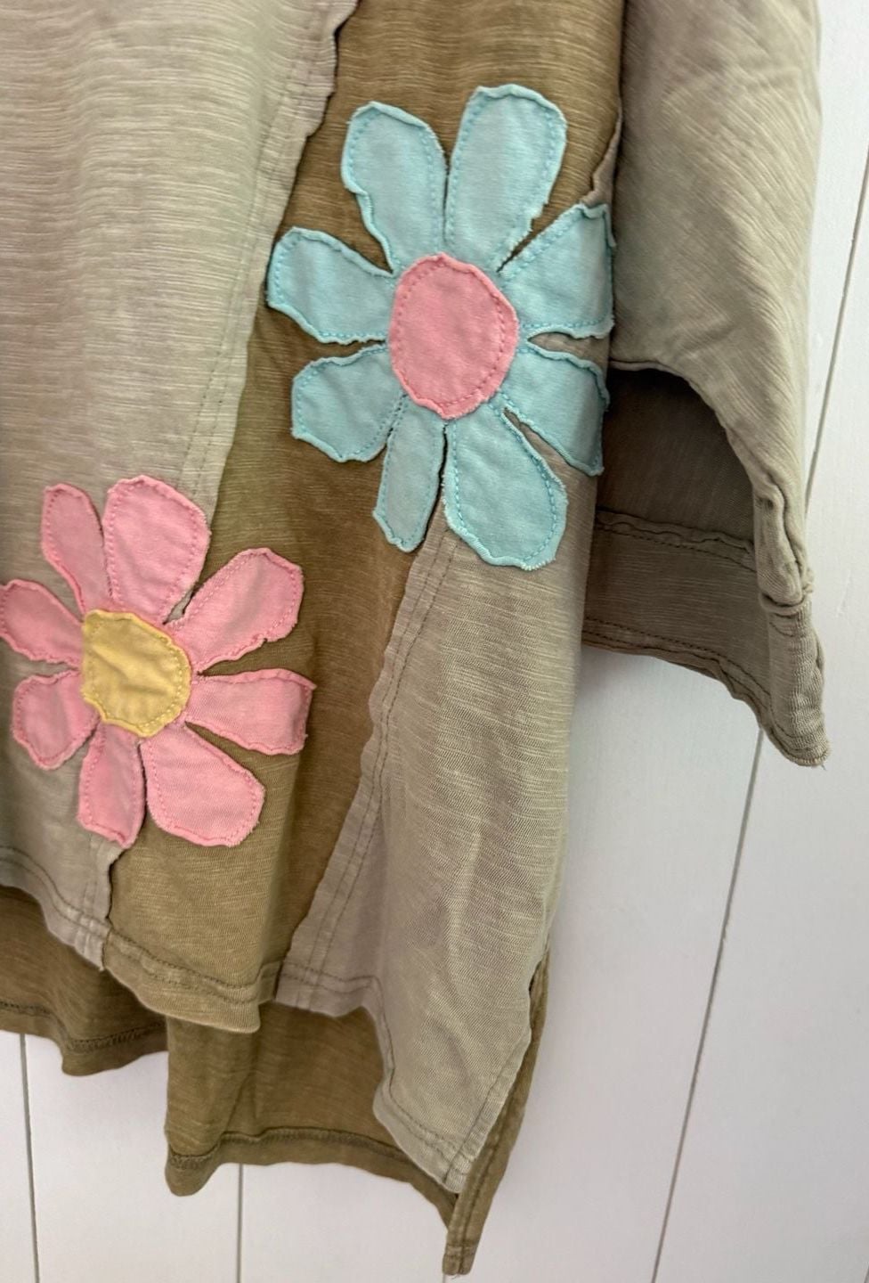 Easel Los Angeles Floral Applique Top Size M Olive Green T-Shirt 4