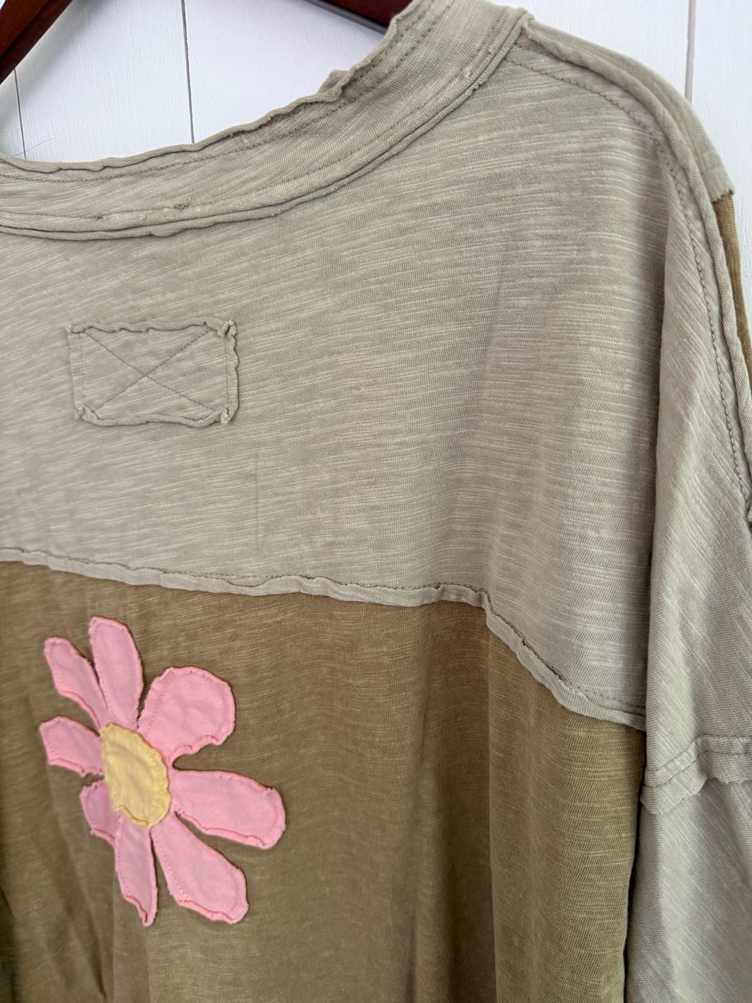 Easel Los Angeles Floral Applique Top Size M Olive Green T-Shirt 6