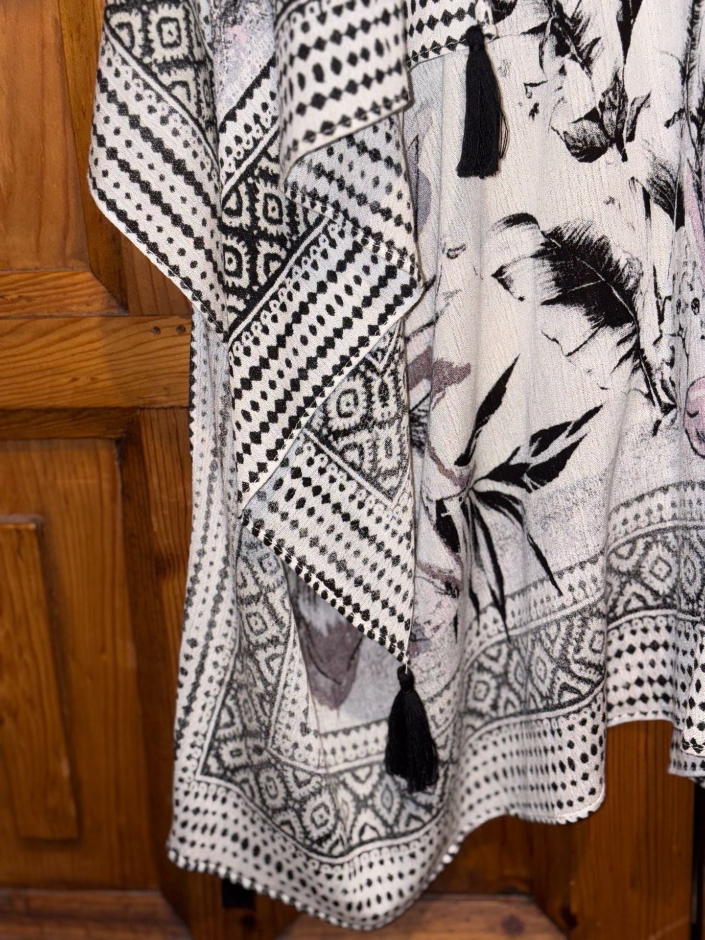 Vince Camuto Floral Print Kimono One Size Black White Tassels 9