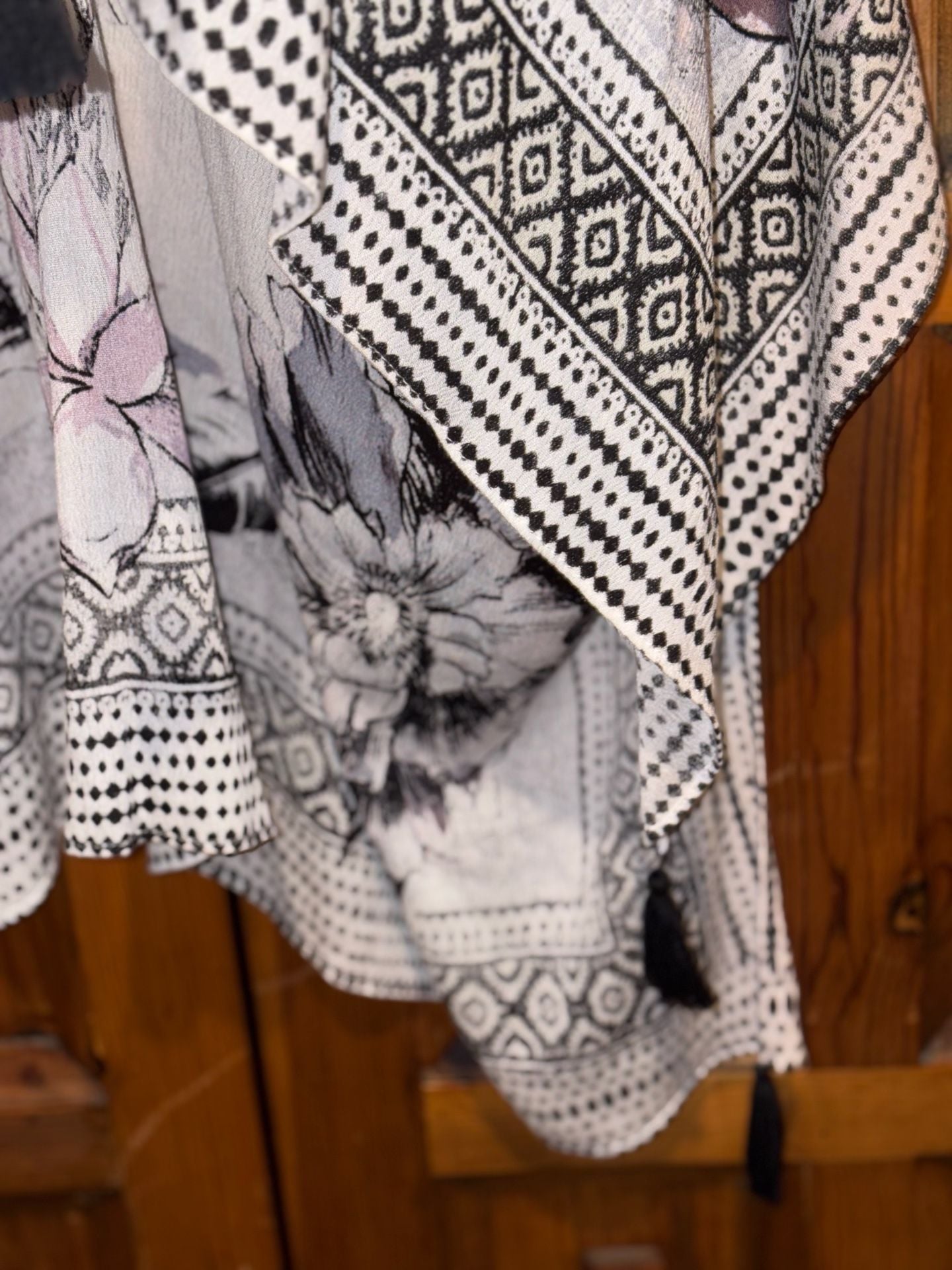 Vince Camuto Floral Print Kimono One Size Black White Tassels 10
