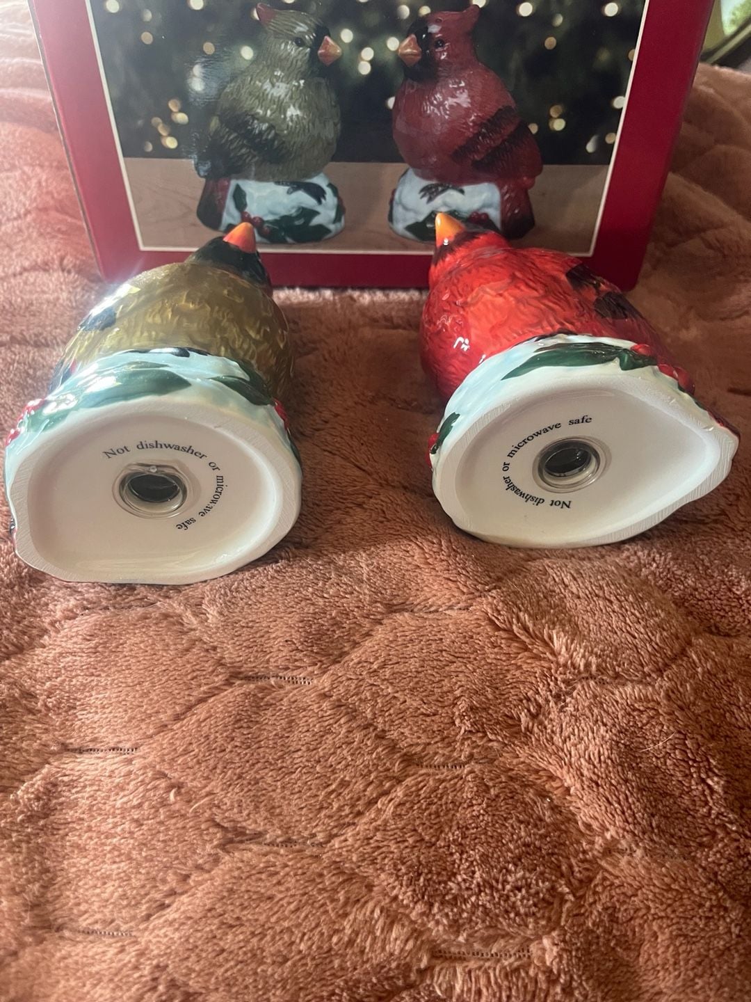 NIB Mistletoe Mountain Cardinal Salt & Pepper Shakers New 7