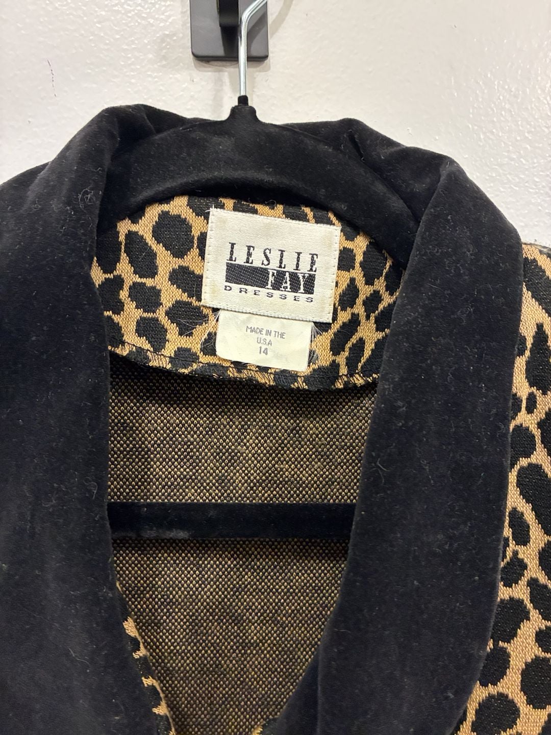 Vintage 1990s Leslie Fay Leopard Jacket Size 14 Animal Print Velvet Collar 3