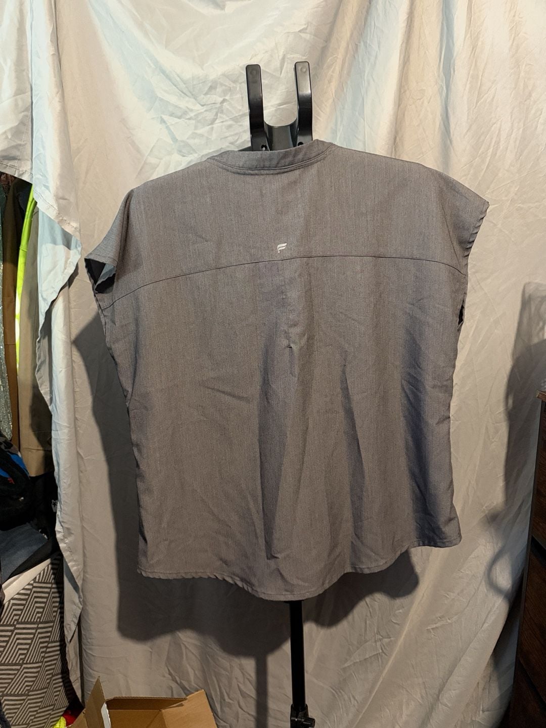 Fabletics V-Neck Scrub Top Size M Gray 4