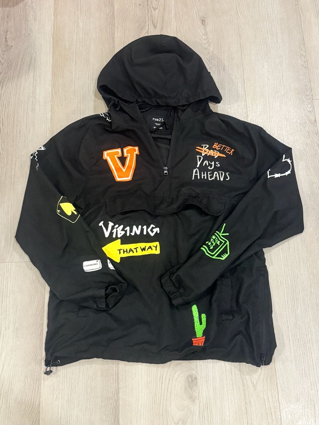 Windbreaker 1/4 zip medium graffic rue21 2