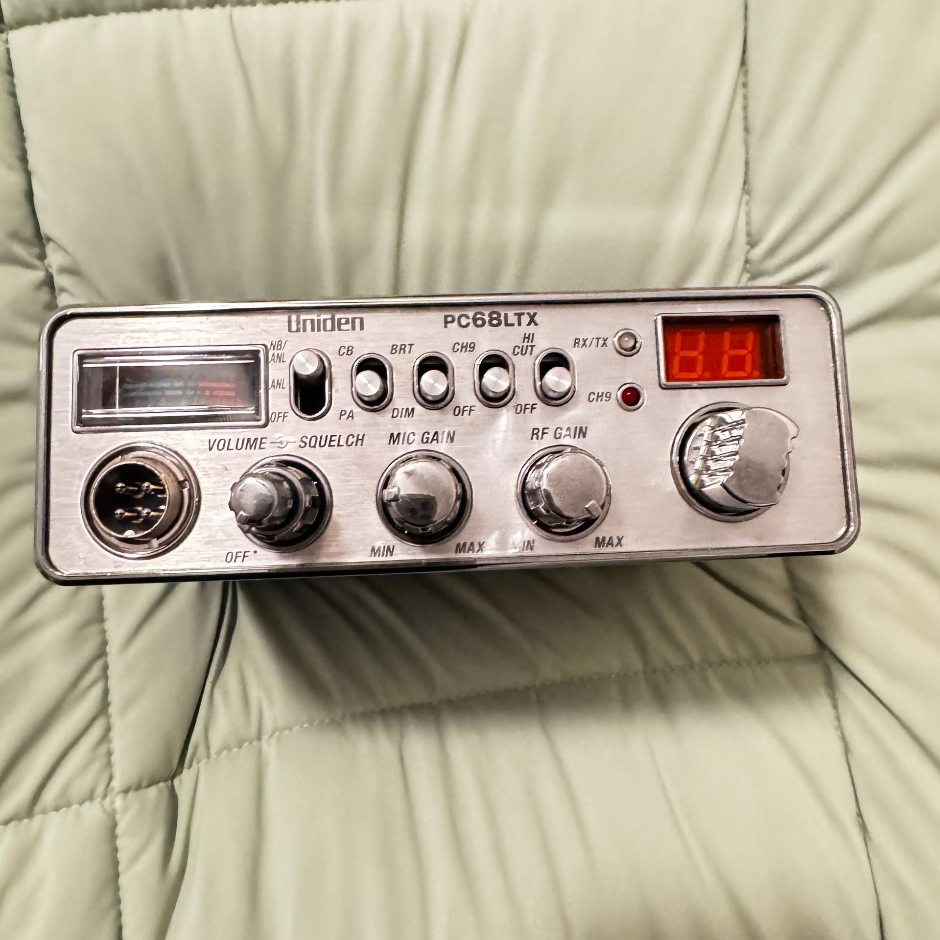 Uniden PC68LTXFM Professional 40-Channel CB Radio with ... 1