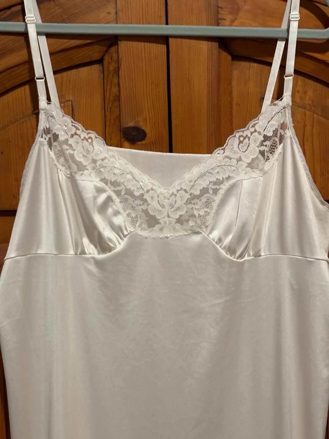 Vintage Vassarette white lace full slip/dress/nightgown. Coquette Bridal
4