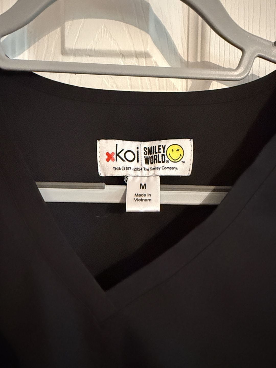 Koi x Smiley World Scrub Top Size M Black V-Neck Embroidered Winking Smiley 4