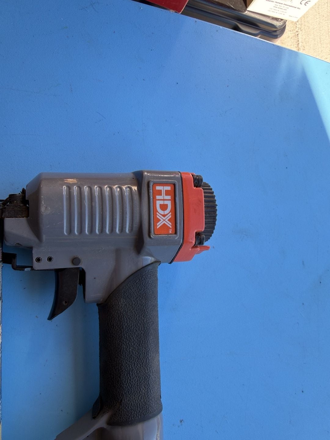 HDX 18-Gauge 1-1/4" Pneumatic Narrow Crown Stapler HDXST9032 2