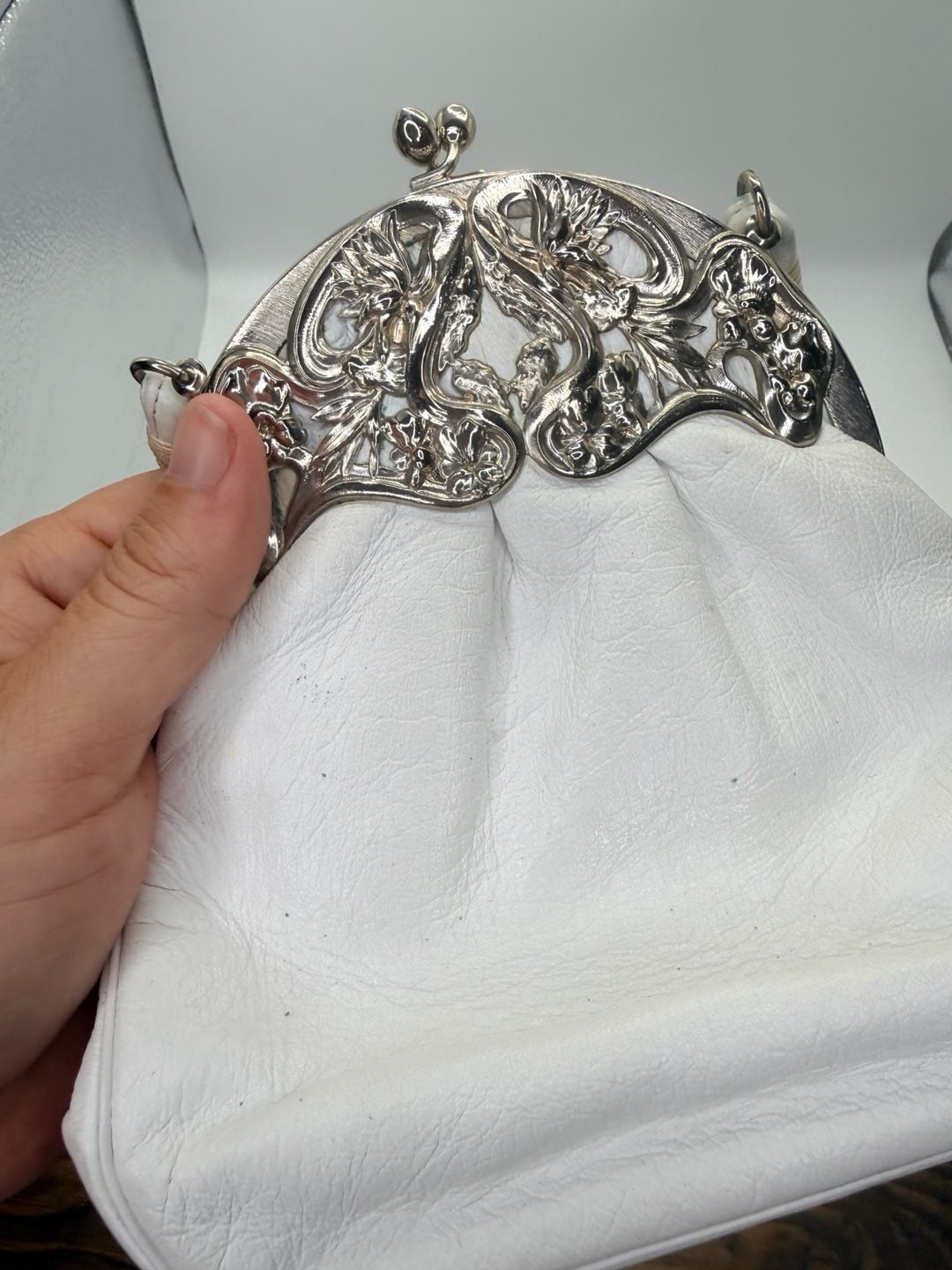 Vintage Ornate Clasp White Leather Kisslock Handbag 1
