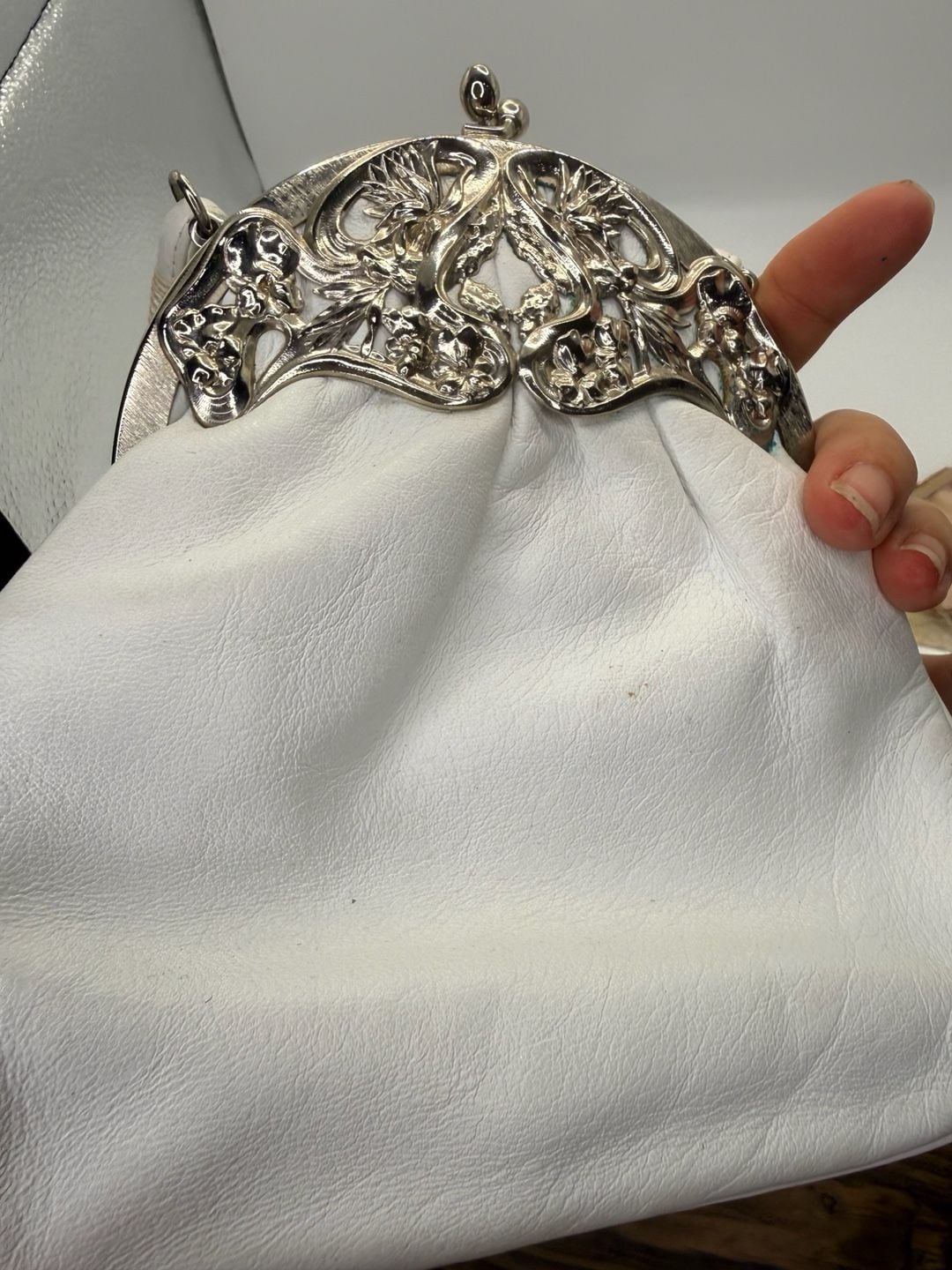 Vintage Ornate Clasp White Leather Kisslock Handbag 2