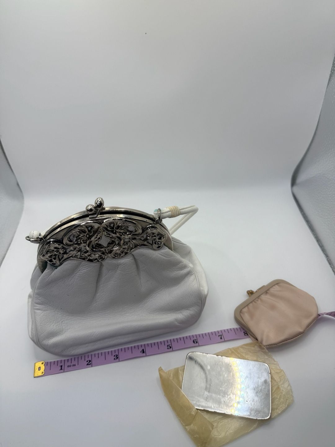 Vintage Ornate Clasp White Leather Kisslock Handbag 3