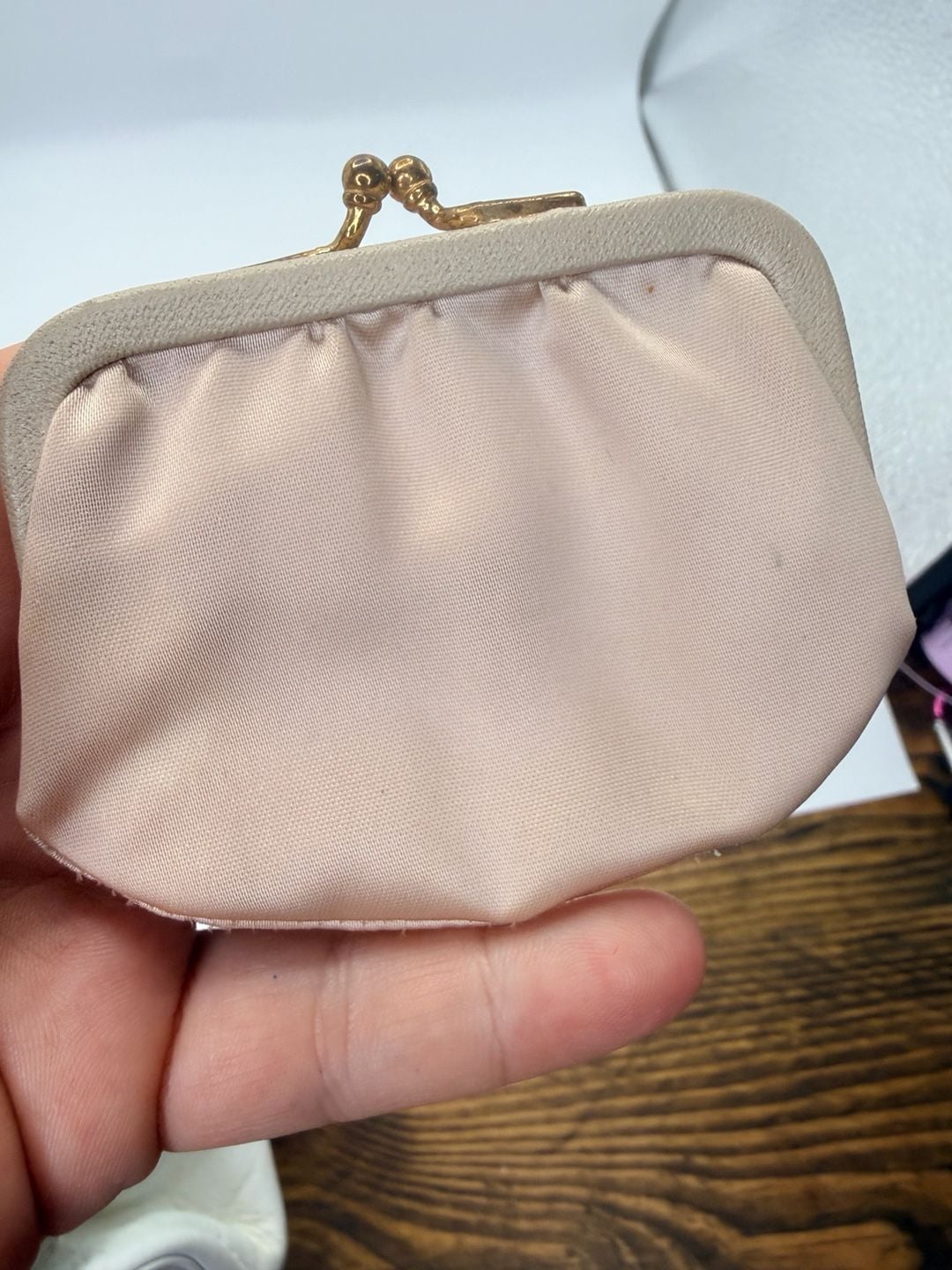 Vintage Ornate Clasp White Leather Kisslock Handbag 11