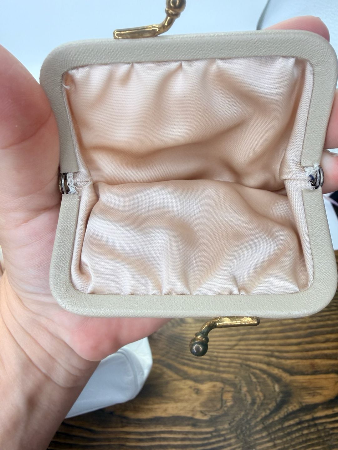 Vintage Ornate Clasp White Leather Kisslock Handbag 13