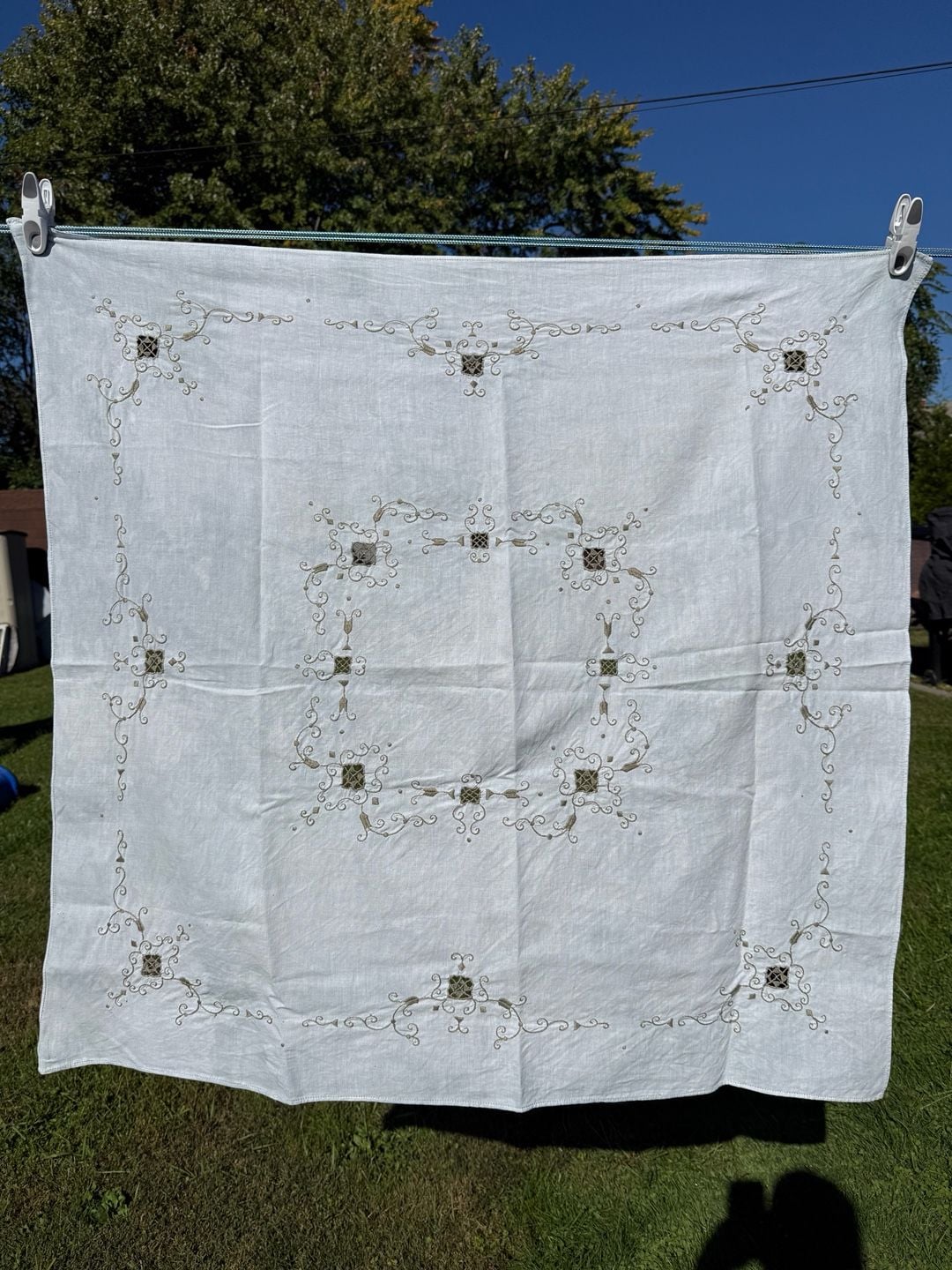 Vintage Embroidered Cutwork Linen Tablecloth White 1