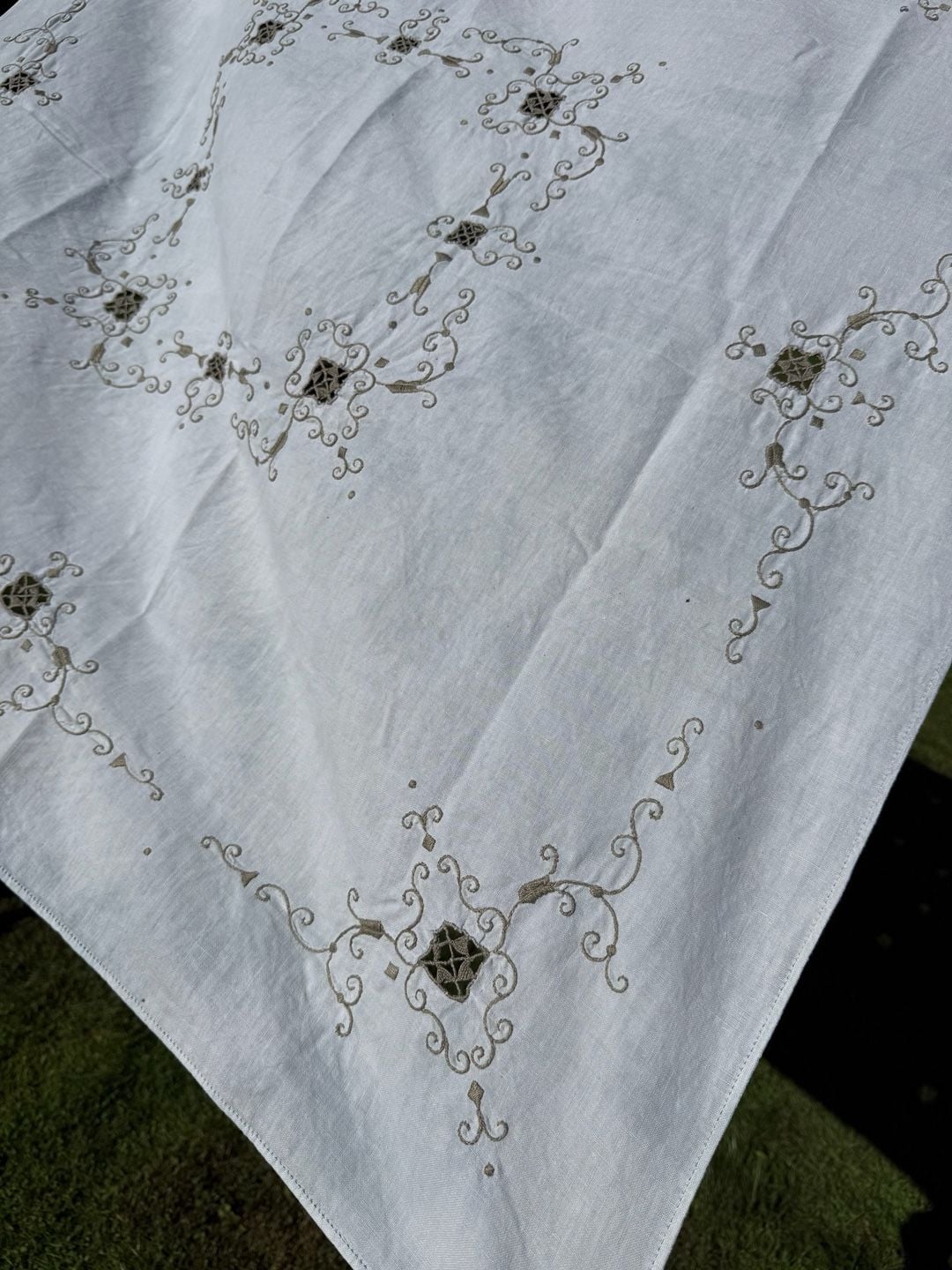 Vintage Embroidered Cutwork Linen Tablecloth White 3