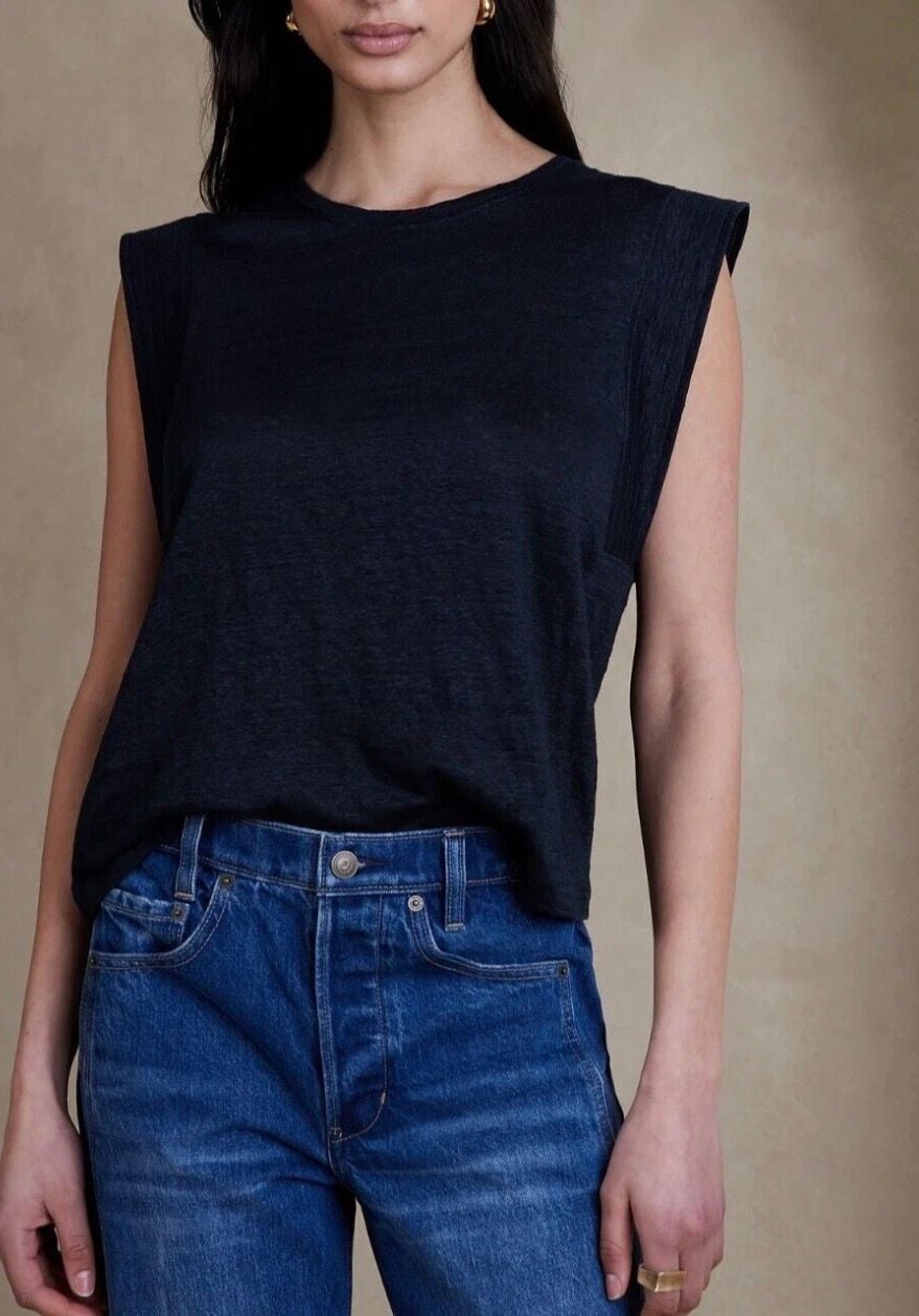 Banana Republic Linen Sharp Shoulder T-Shirt
Navy Size L. 2