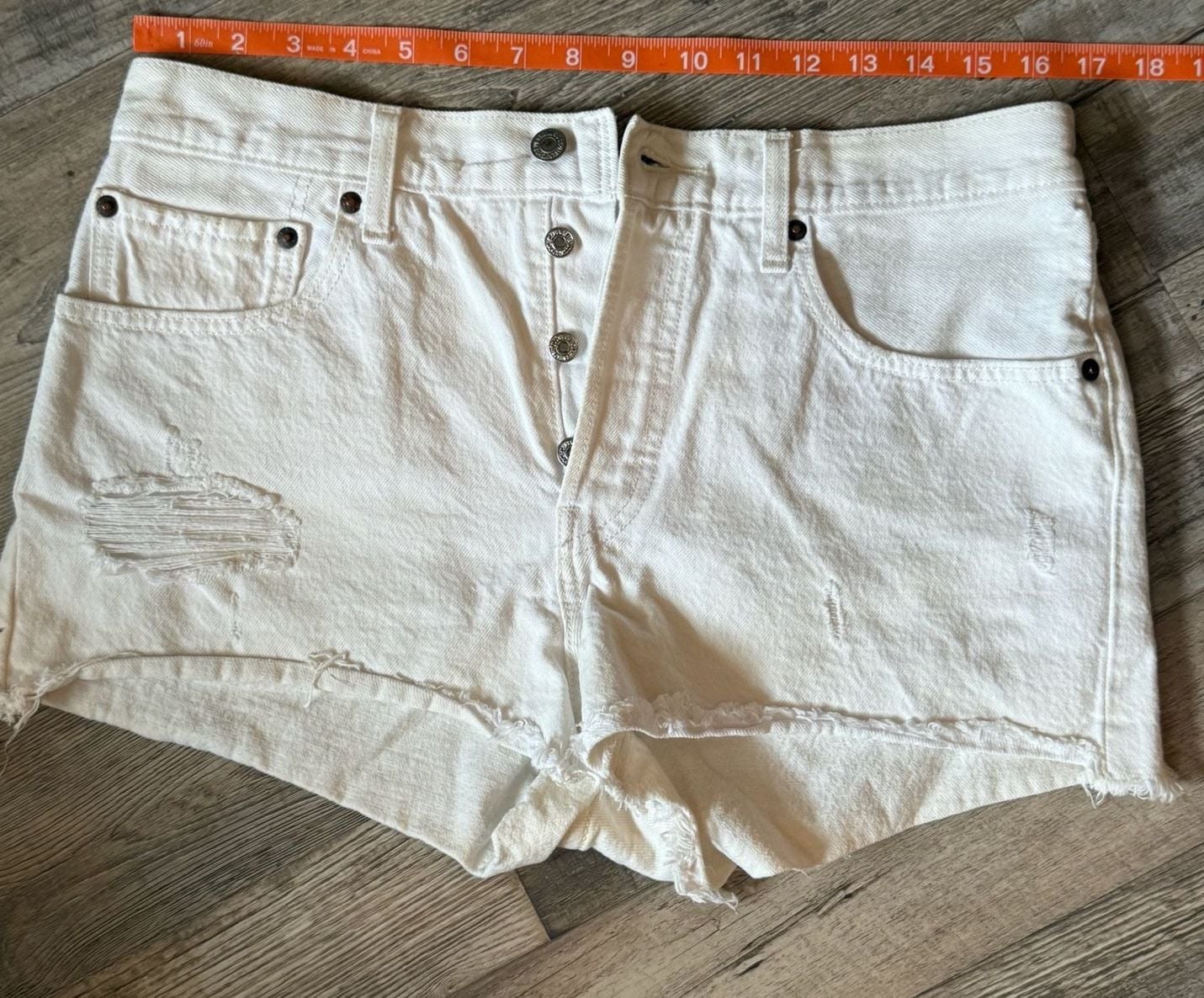 Levi's white shorts size 30 4
