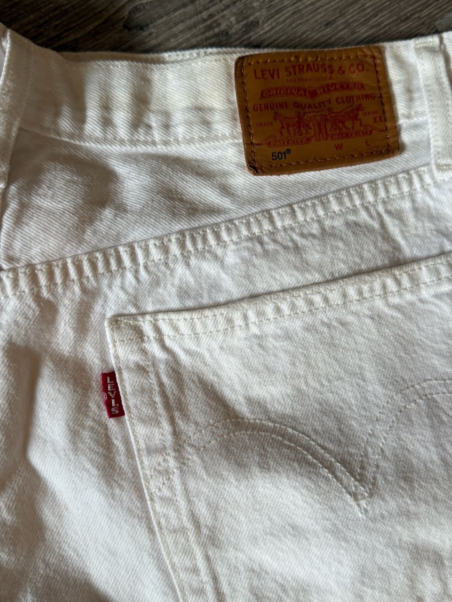 Levi's white shorts size 30 6