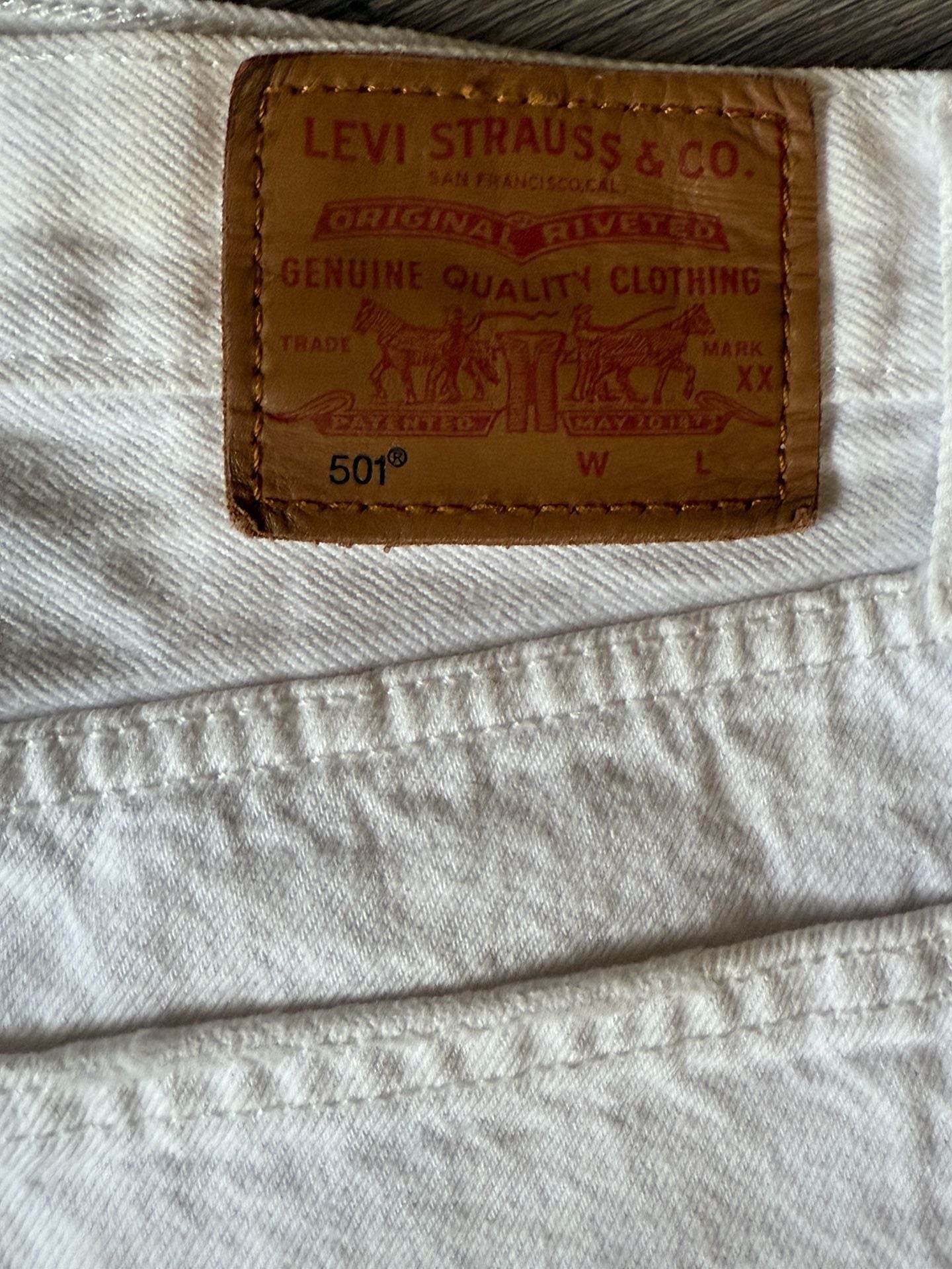 Levi's white shorts size 30 9