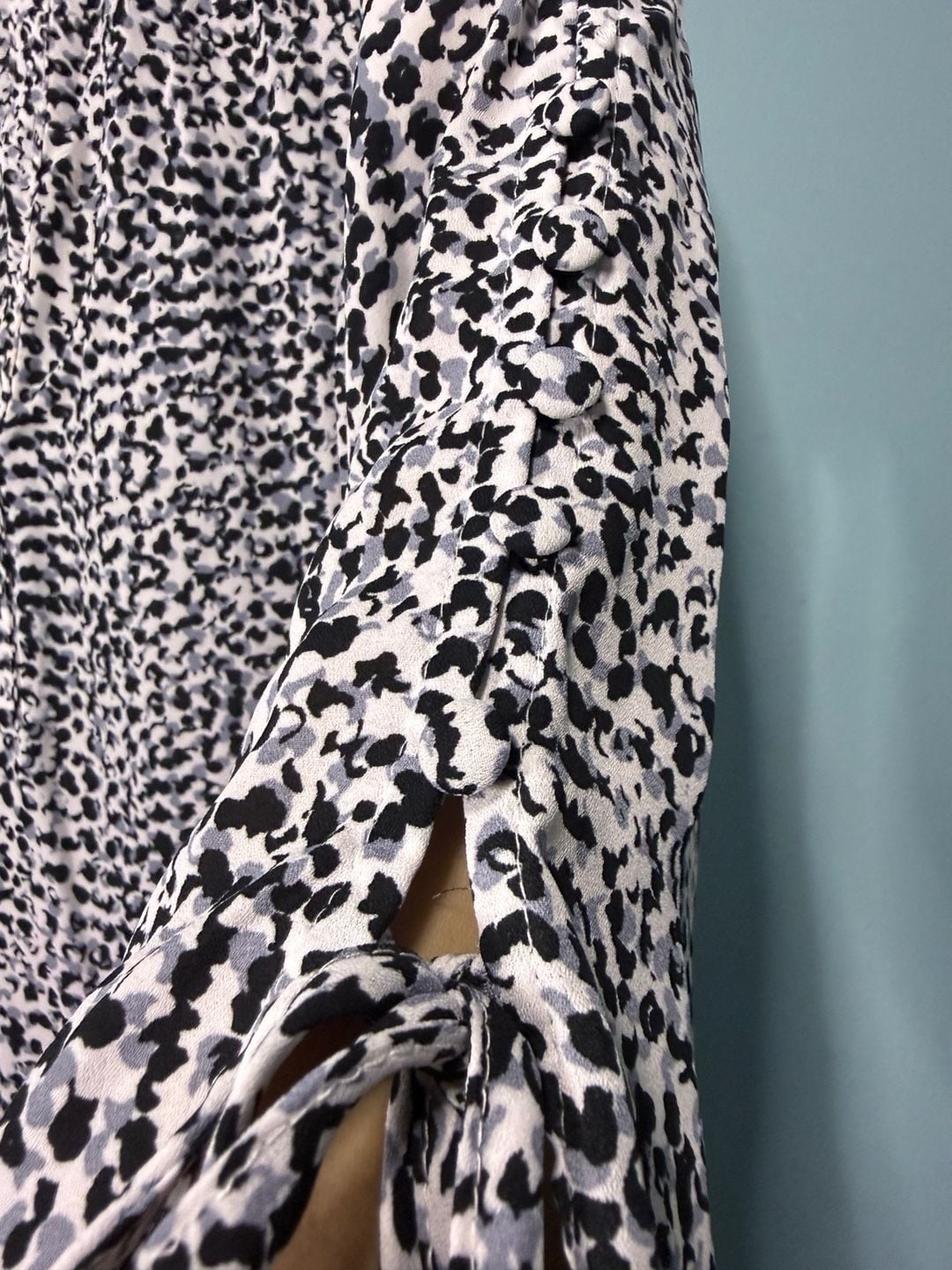 Zac & Rachel Blouse Size M Black White Animal Print Long Sleeve V-Neck 7