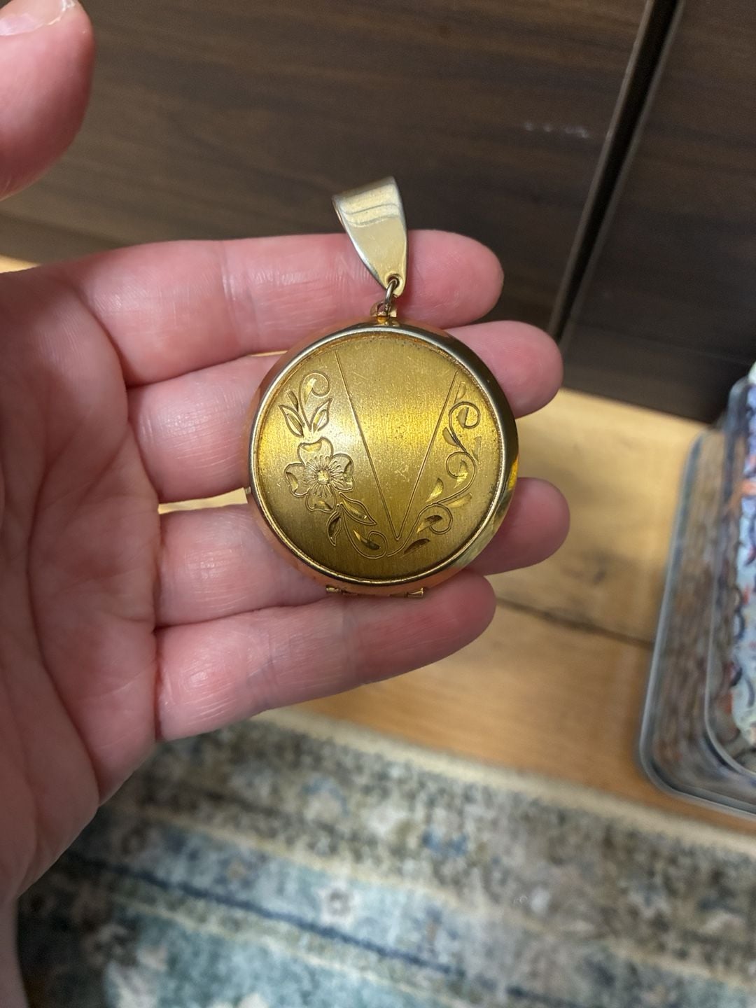 Vintage 1970s Gold Tone Floral Engraved Round Locket Pendant 2