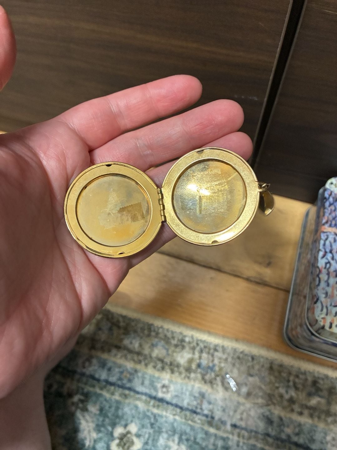 Vintage 1970s Gold Tone Floral Engraved Round Locket Pendant 3