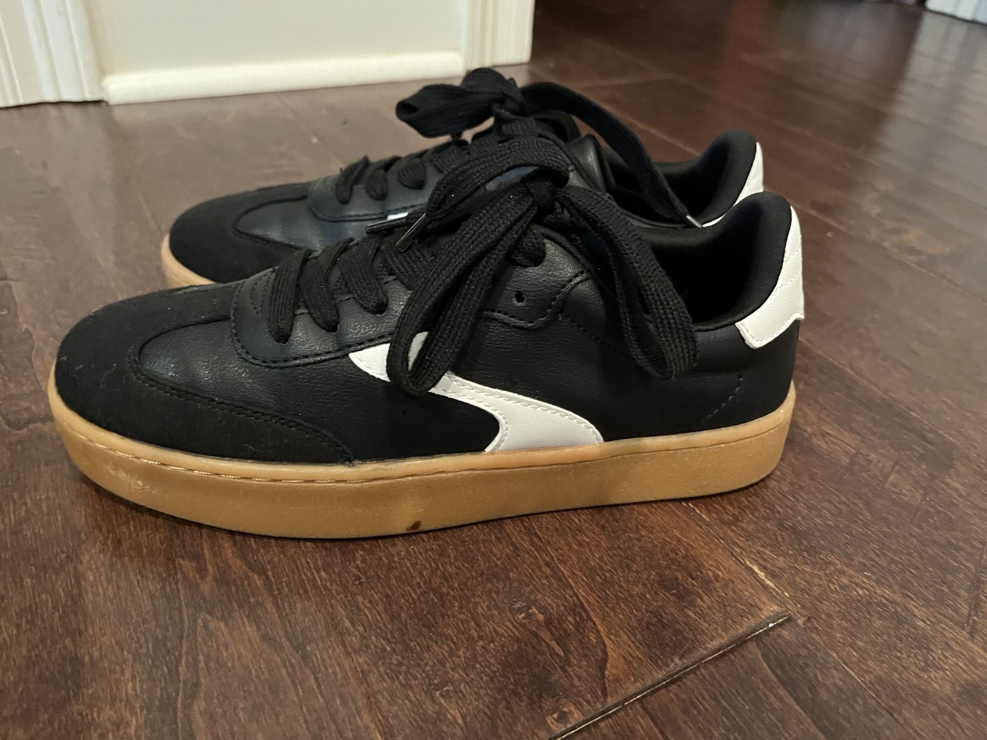 Wild Fable Sneakers Size 8 Black White Gum Sole 4