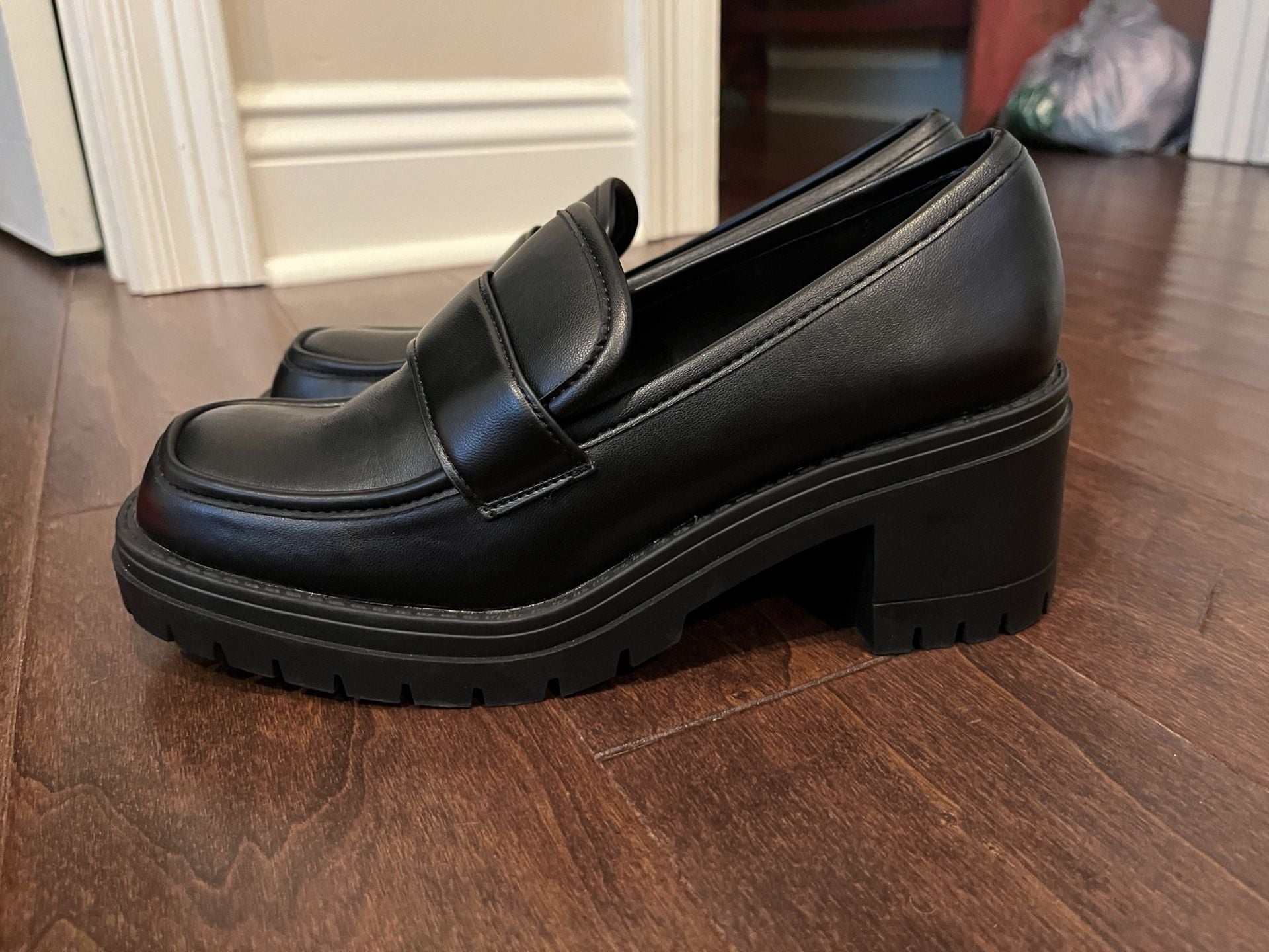 Shu Shop Black Platform Lug Sole Chunky Loafers
Witchy Preppy Goth 90s Y2K 8 1/2 6