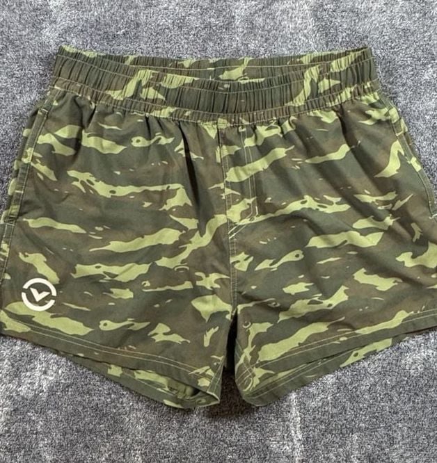Men’s Virus Action Shorts Size Medium Green Camo Athletic 2