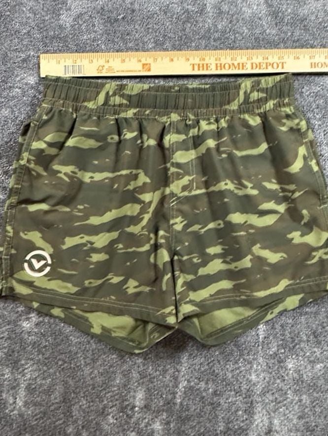Men’s Virus Action Shorts Size Medium Green Camo Athletic 6