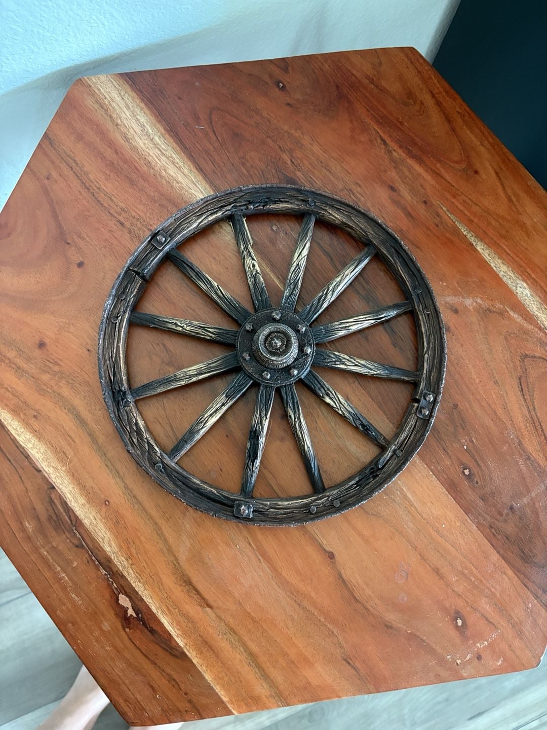 Rustic resin Wooden Wagon Wheel Wall Decor 9.5 in 1