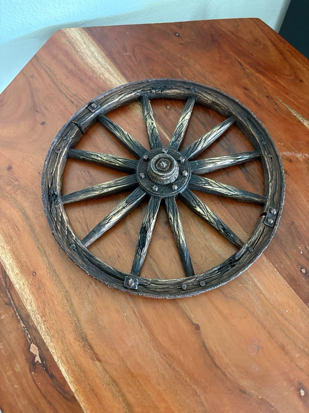 Rustic resin Wooden Wagon Wheel Wall Decor 9.5 in 2