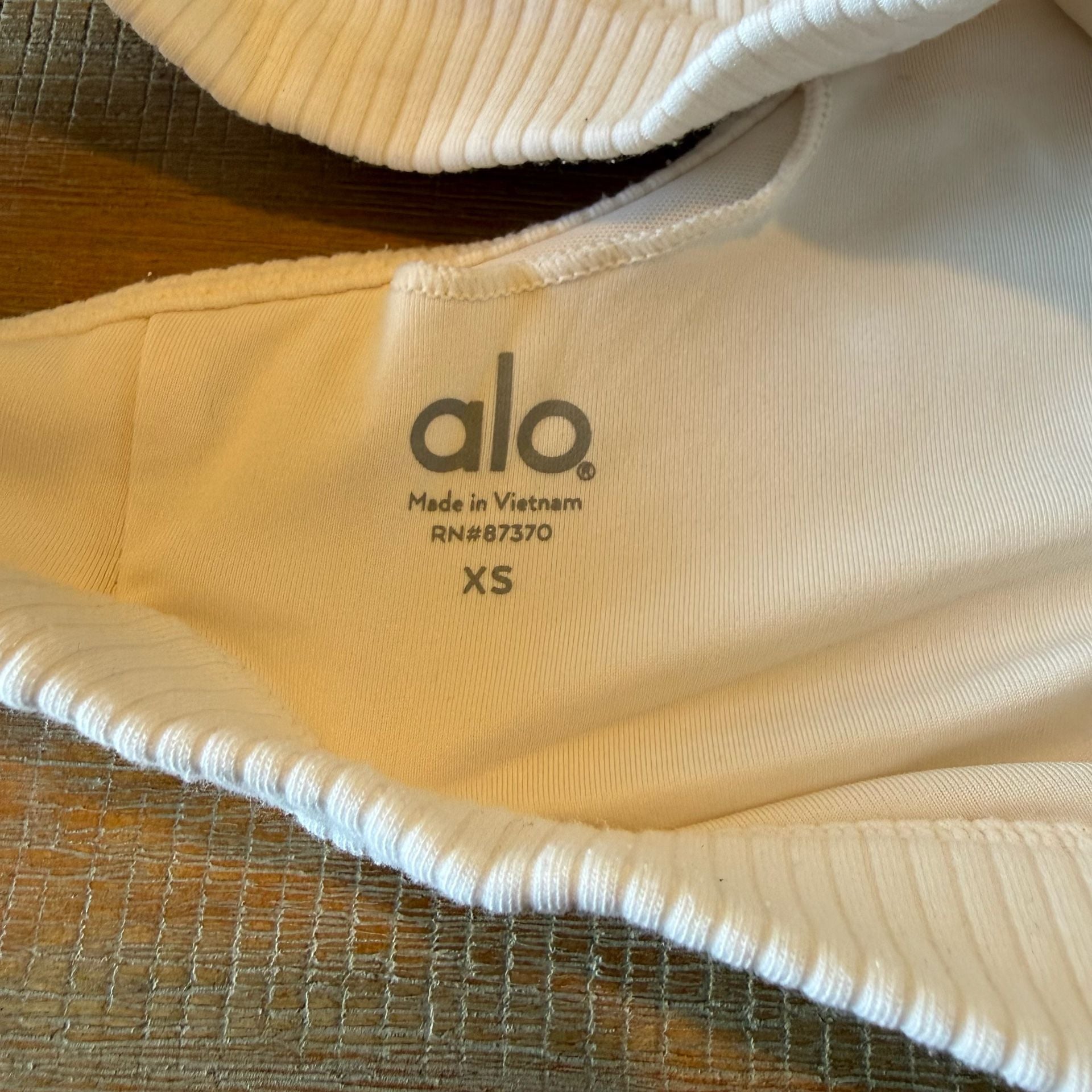 Alo Yoga Wellness Bra White Ribbed Scoop Neck Sports Bra Top Size XS Extra Small 4