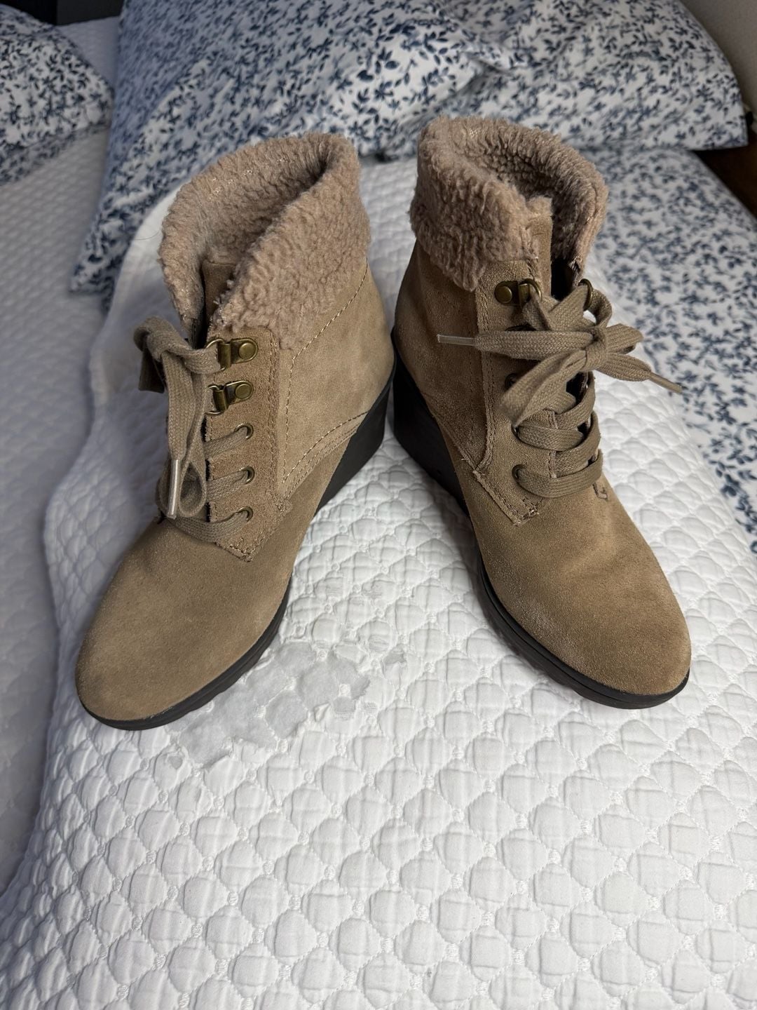 White Mountain Suede Heeled Ankle Boots Booties - Size 6 1/2 M 7