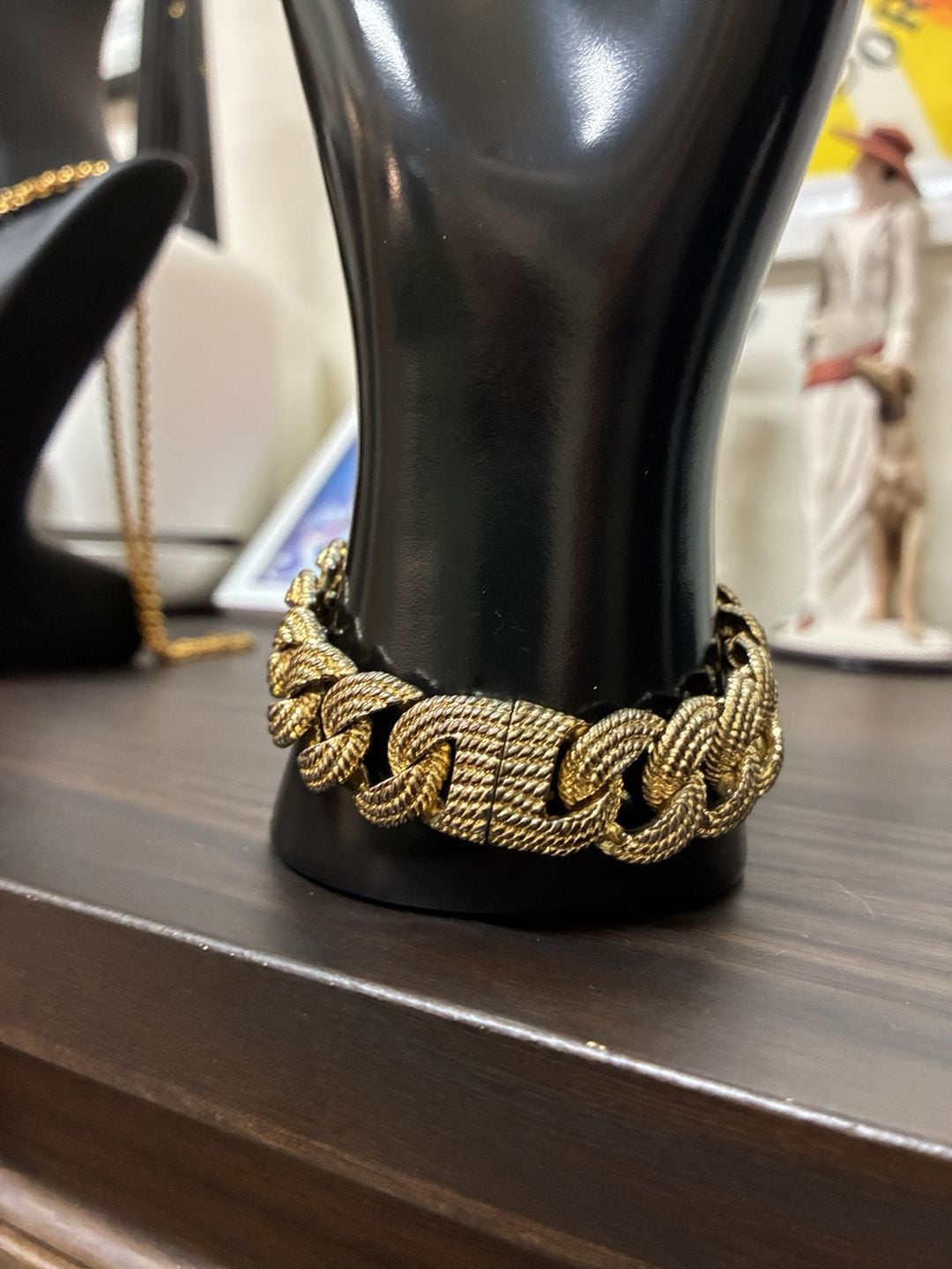 Vintage 1980s Textured Gold Tone Chunky Curb Link Statement Bracelet 3