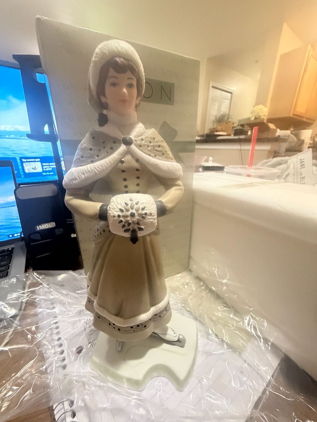 Avon 2014 Mrs. Albee Award Porcelain Figurine with Box 2