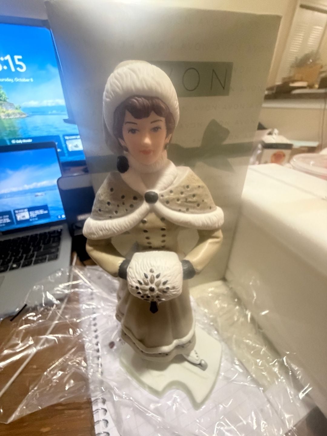 Avon 2014 Mrs. Albee Award Porcelain Figurine with Box 3