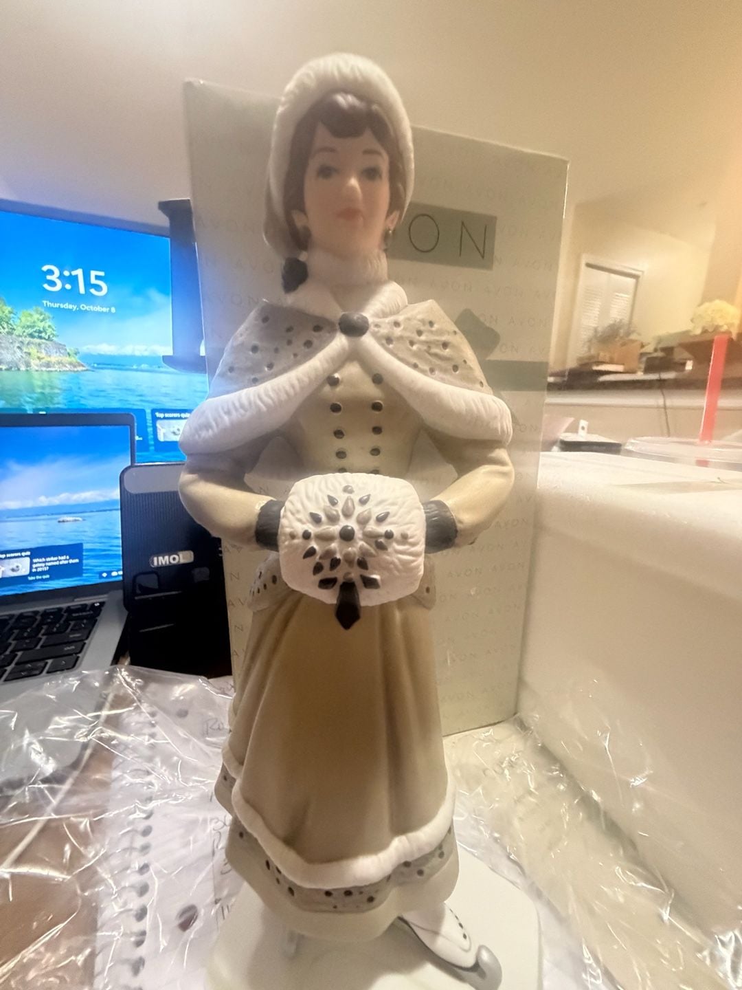Avon 2014 Mrs. Albee Award Porcelain Figurine with Box 4